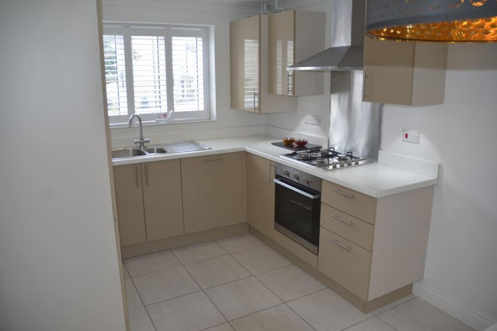 Modern Town House In Cotswolds - 3 Double Bedrooms Witney Kültér fotó