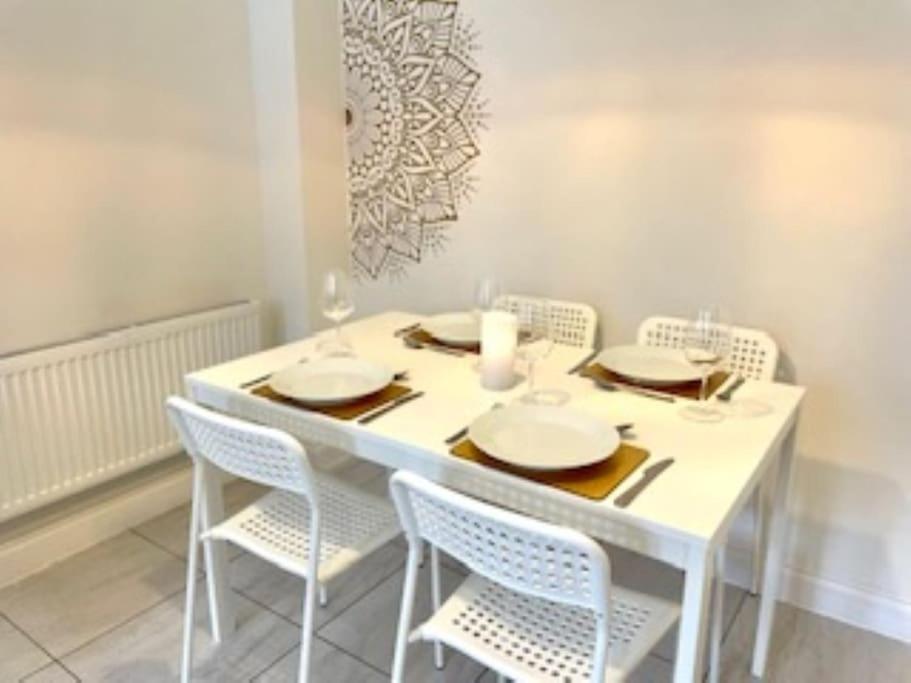 Modern Town House In Cotswolds - 3 Double Bedrooms Witney Kültér fotó