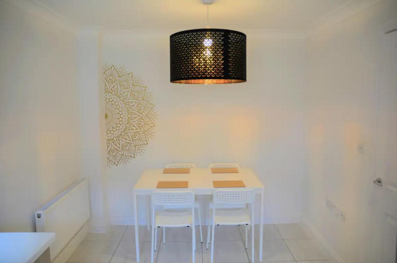 Modern Town House In Cotswolds - 3 Double Bedrooms Witney Kültér fotó